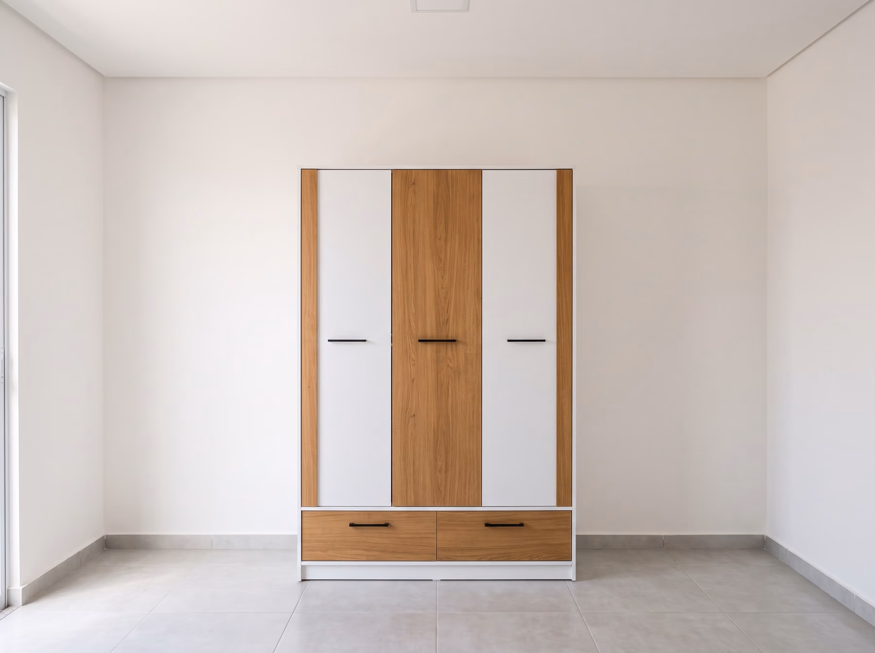 Guarda-roupa branco com detalhes em madeira totalmente montado no quarto