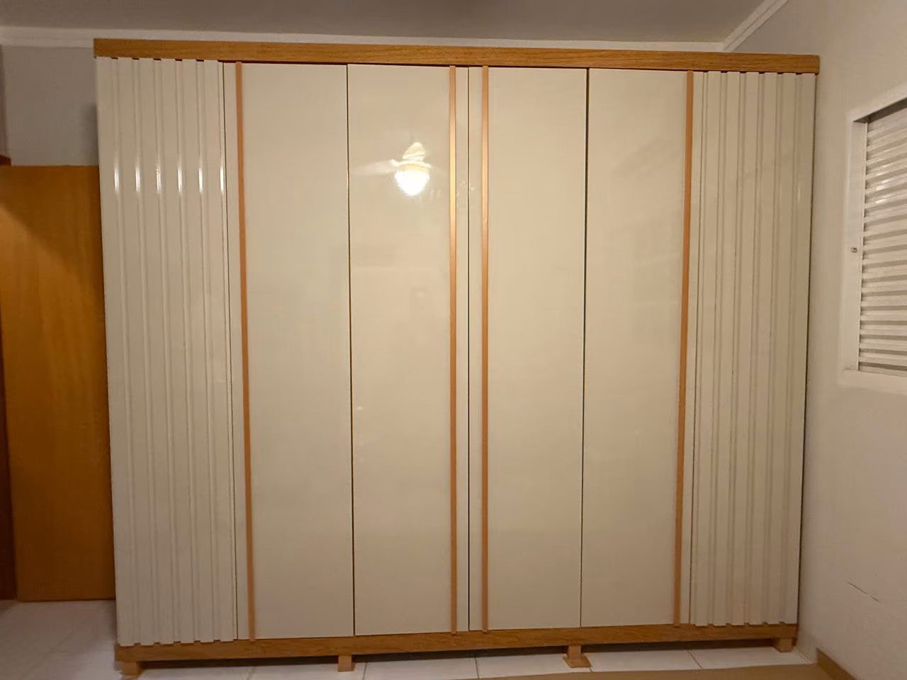 Guarda-roupa de 6 portas bege com acabamento em madeira montado em quarto em Campo Grande - MS