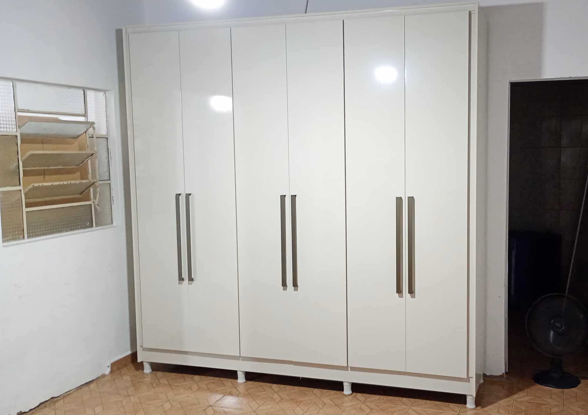 Guarda-roupa branco de 6 portas montado em quarto residencial em Campo Grande - MS