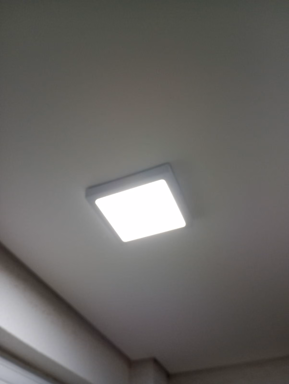 Plafon LED quadrado instalado no teto de ambiente residencial