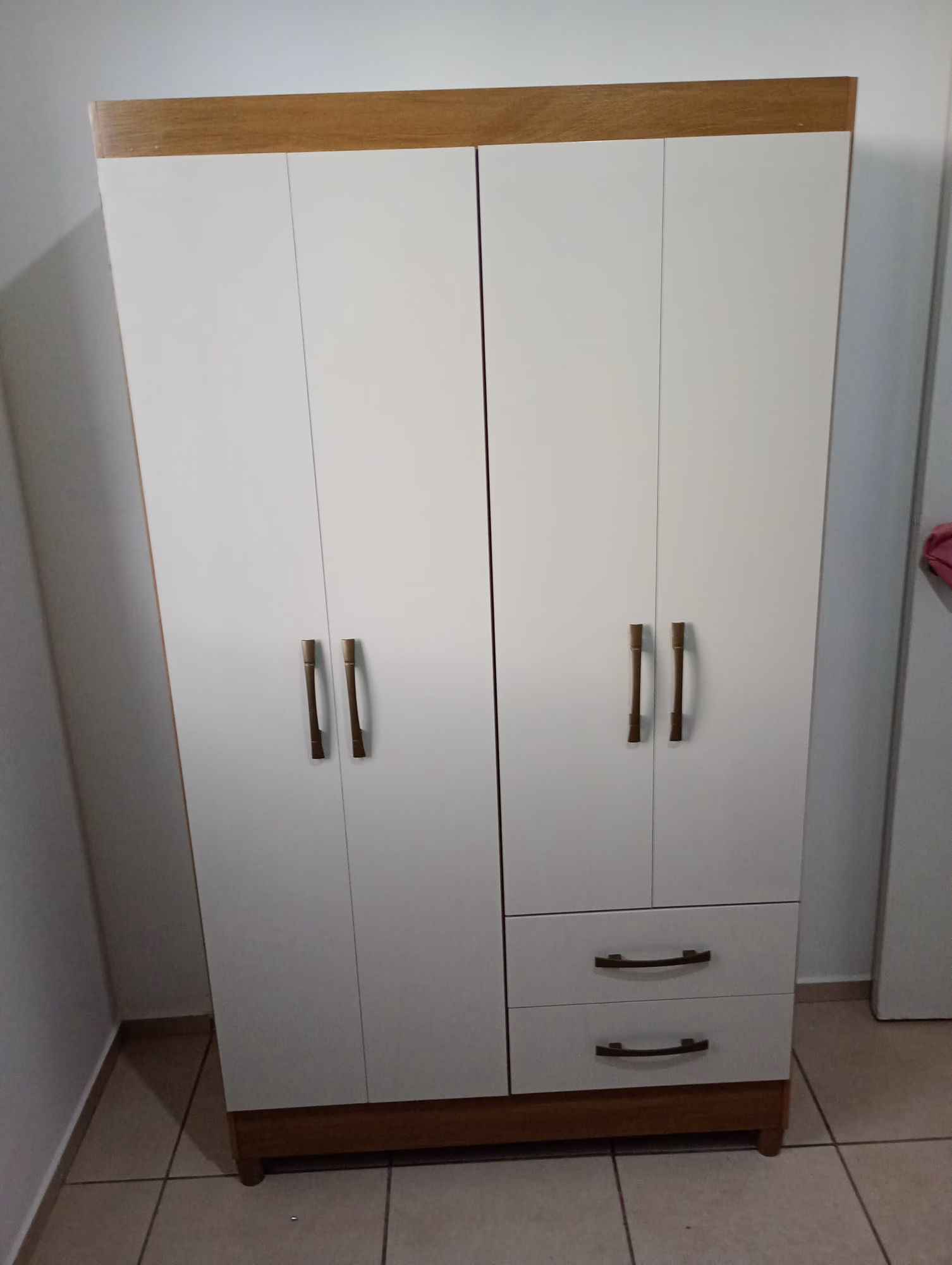 Guarda-roupa branco de 3 portas com 2 gavetas montado em quarto em Campo Grande - MS