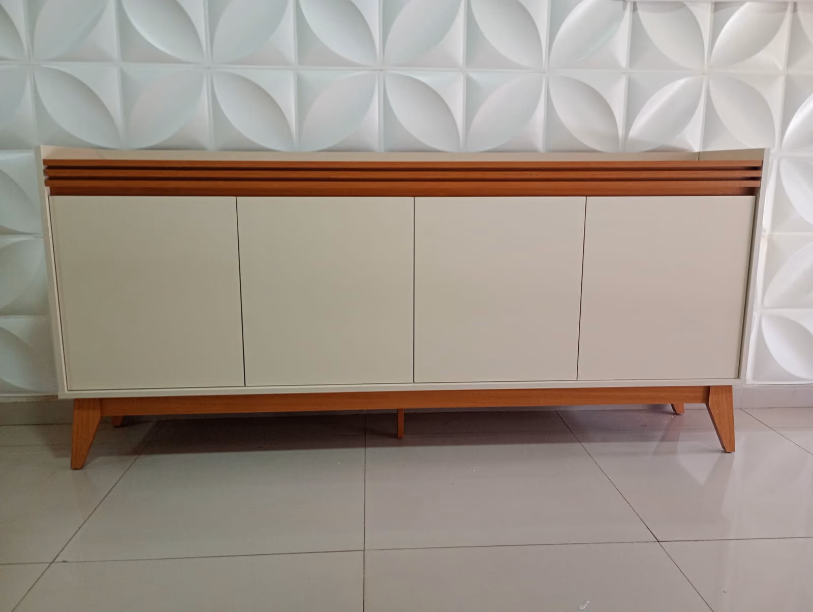 Buffet branco com pés e ripas de madeira montado em sala de jantar em Campo Grande - MS