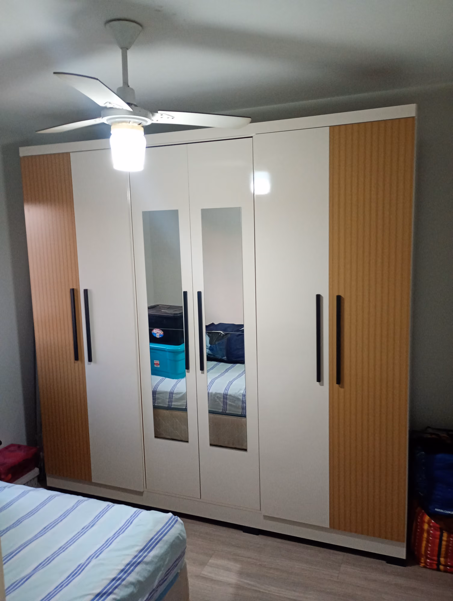 Guarda-roupa de 6 portas com portas espelhadas e ripado montado em quarto em Campo Grande - MS