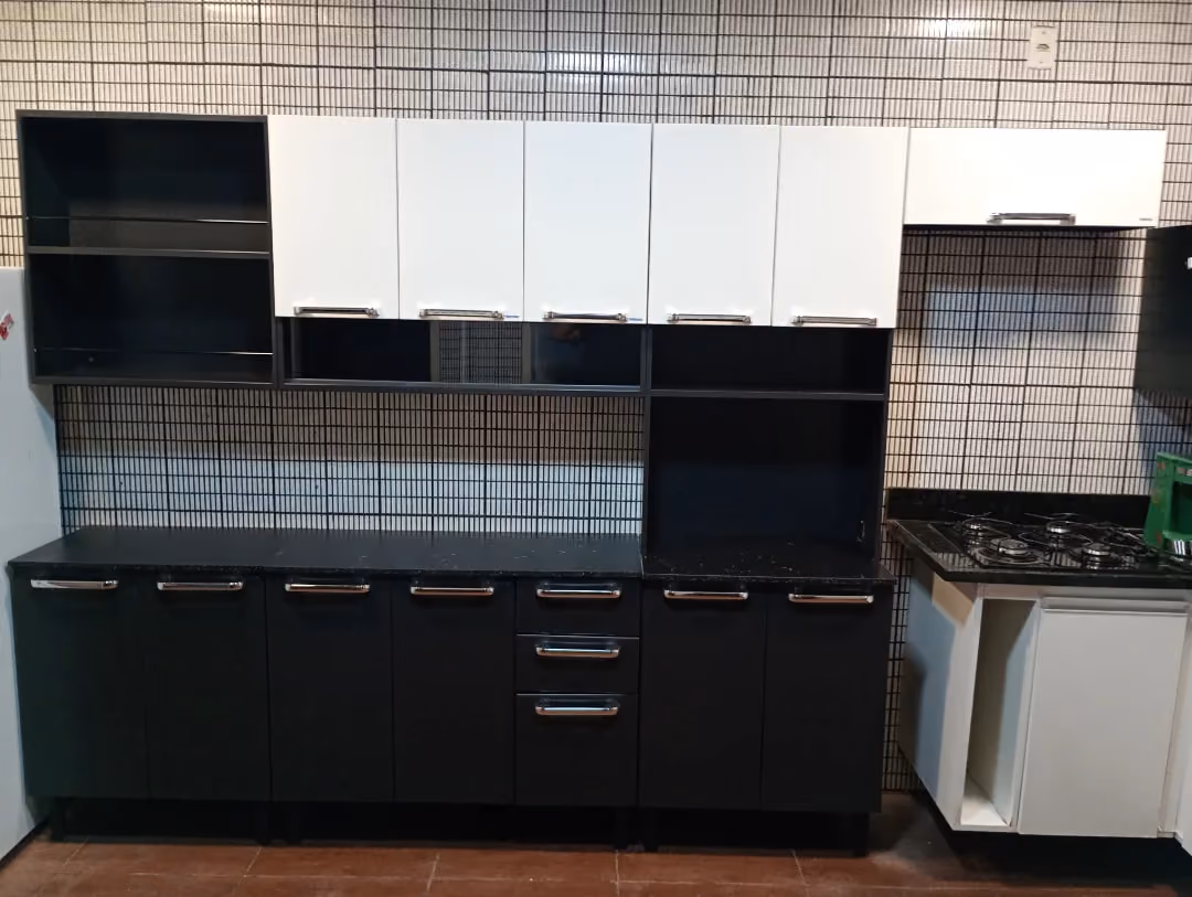 Cozinha completa com armários pretos e brancos montada e instalada em Campo Grande - MS