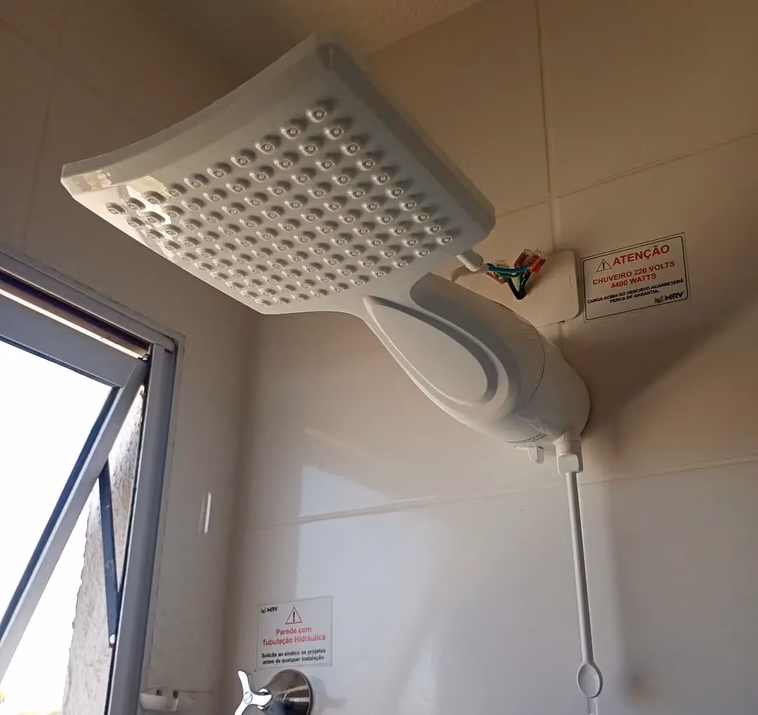Chuveiro elétrico instalado em banheiro residencial em Campo Grande - MS
